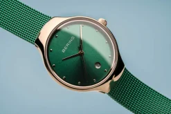 BERING Damen Armbanduhr Cassic Collection Edelstahl Armband und Saphirglas Green Lights 13326-868
