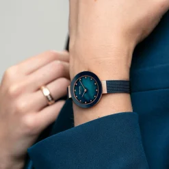 Bering Damen Armbanduhr Roségold glänzend, Blaues Perlmut-Zifferblatt Swarovski Elementen 1429-367
