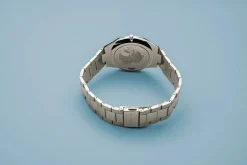 Bering Herren Armbanduhr Ultra Slim 40 mm 3 ATM Saphirglas Slim Design Armband Edelstahlband mit Edelstahlelementen 17240-702
