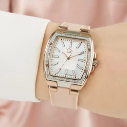 Guess Collection Damen Armbanduhr Couture Tonneau Y90003L1MF