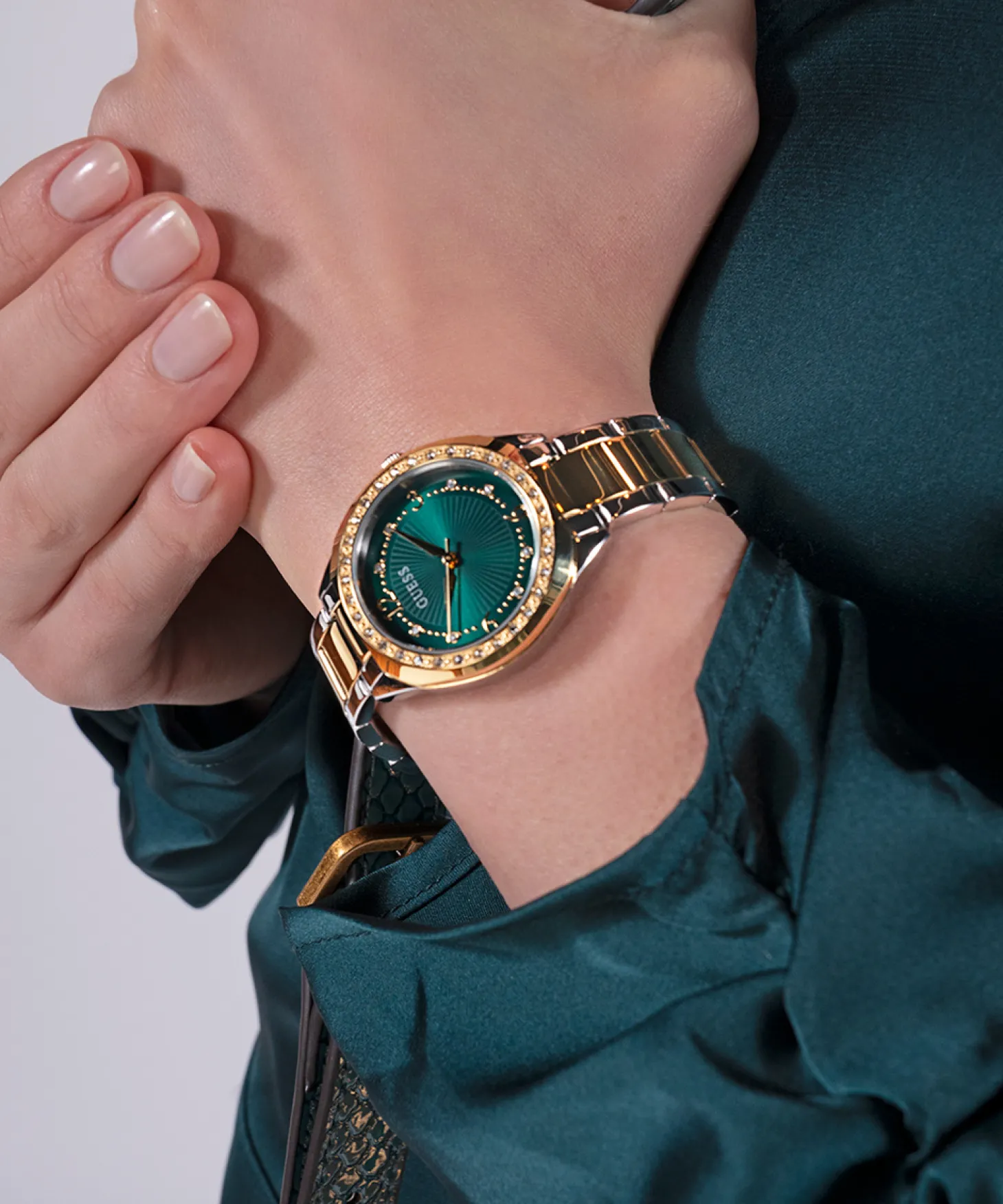 GUESS Damen Analog-Armbanduhr CHARLOTTE GW0767L4 in Zweifarbig